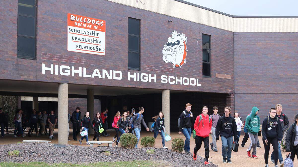 Highland schools have fewer kids this year than last year, but still slightly more than two years ago. Schools use the enrollment on the sixth day of classes to determine their official numbers for the year, which are used for a number of purposes including state funding. Highland’s enrollment for 2019-20 is 2,869 students, which is 12 fewer than last year overall. 