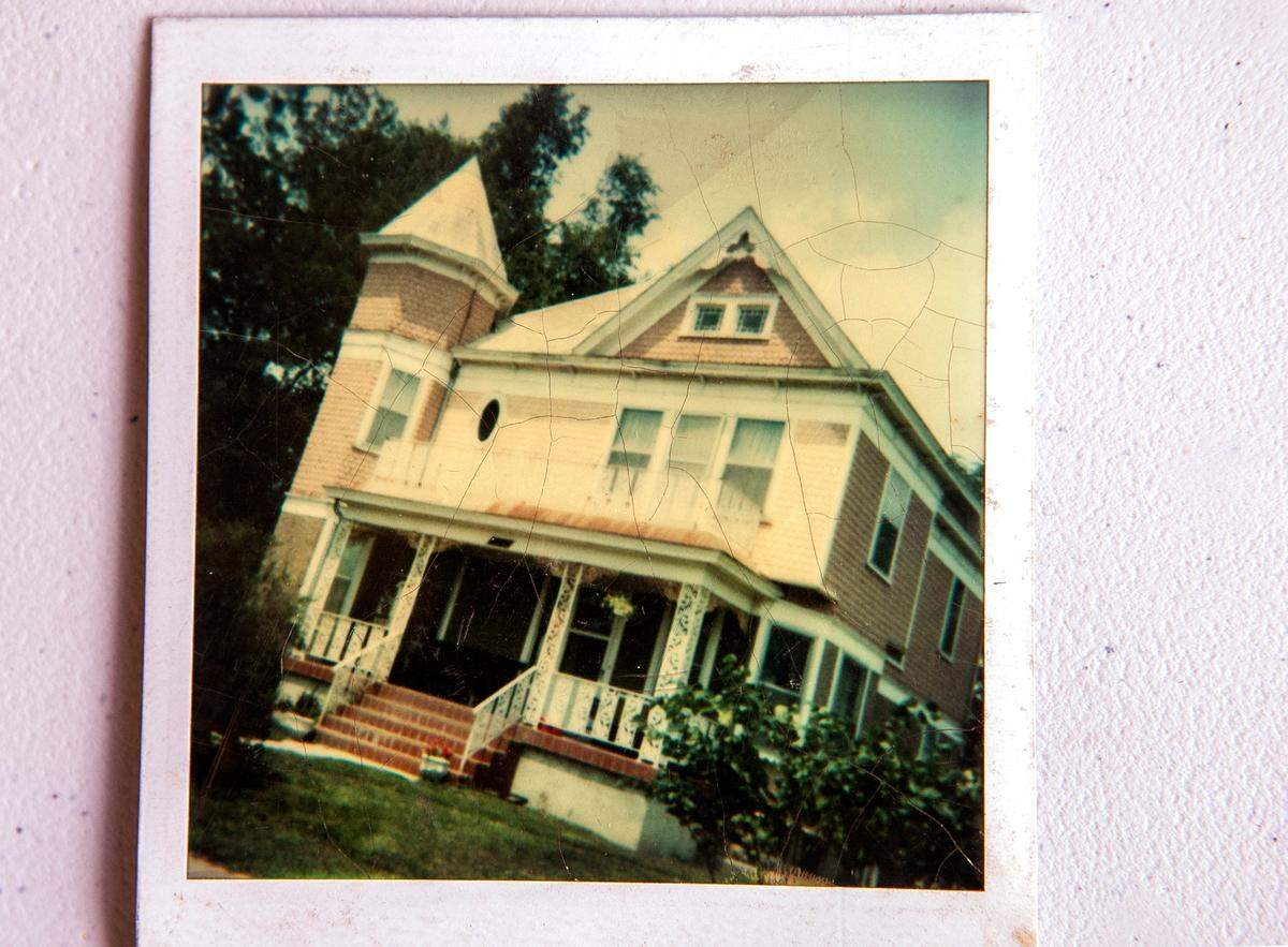In the 1970s, scalloped siding on “The Pink House” was a light peachy-pink color. The Gentz family had remodeled the front porch, replacing wood with a tile floor and wrought-iron banisters.