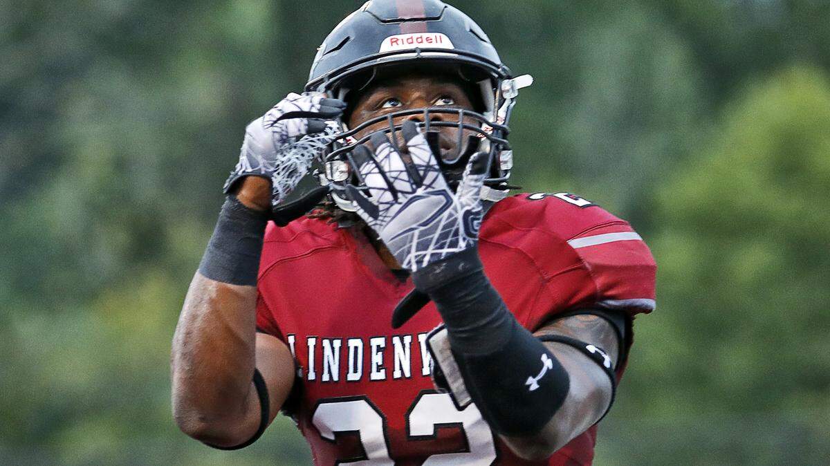 Lindenwood-Belleville freshman running back Larry Whitfield catches a pass against St. Ambrose last week.