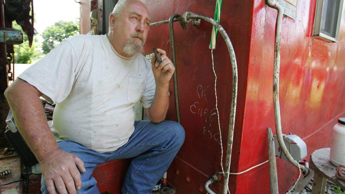 Vietnam veteren Robert “Kenny” Euge in front of the caboose he lives in.