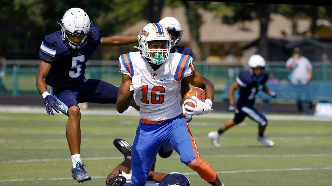 East St. Louis rolls into quarterfinals while Collinsville, Breese Central, Waterloo fall