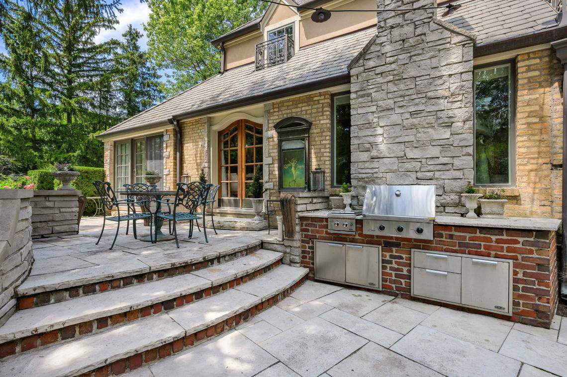 The home in Glenview, Ill. was the scene in an episode of “The Bear.”