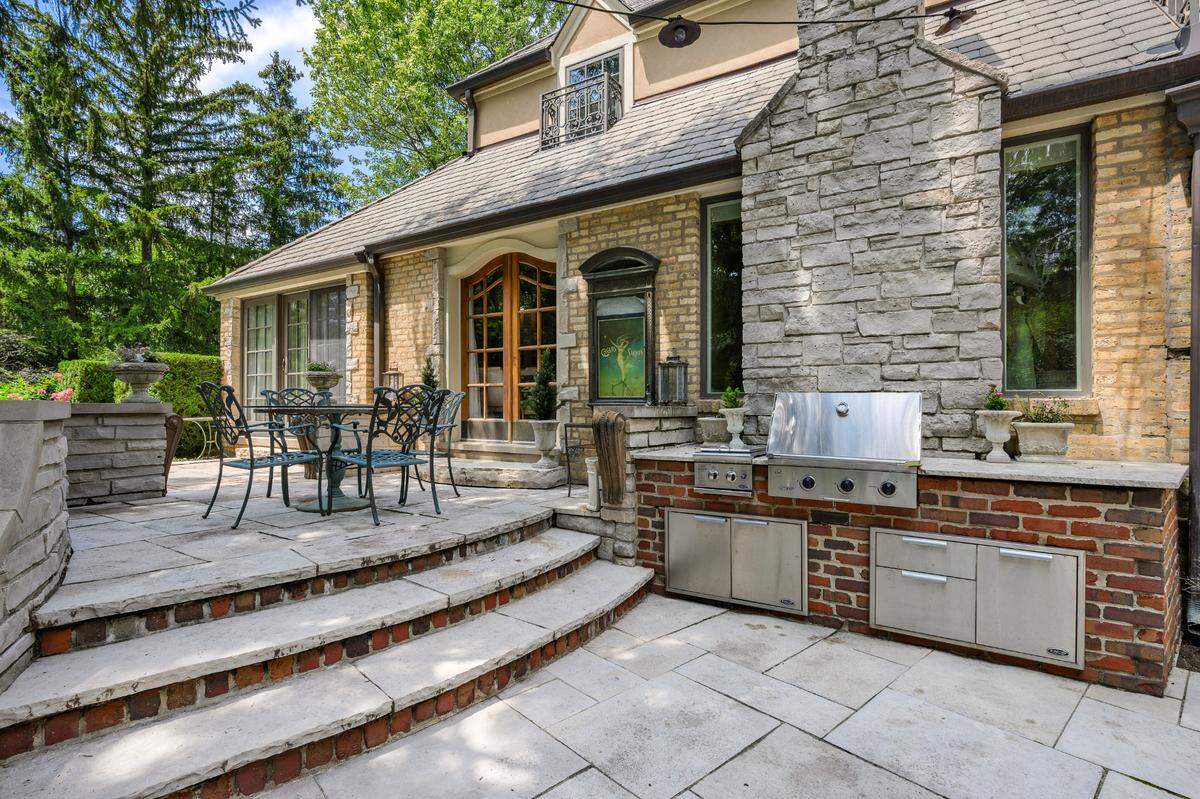 The home in Glenview, Ill. was the scene in an episode of “The Bear.”