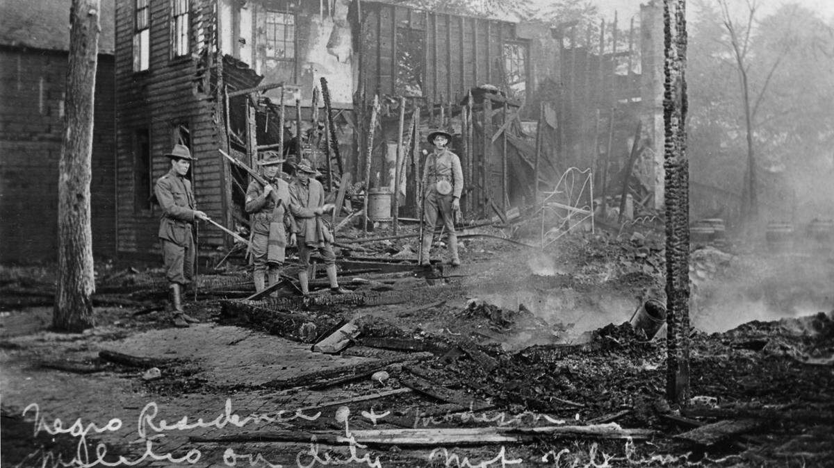 The remains of a black family’s residence at Ninth and Madison streets in Springfield, Ill. after rioters stormed the area.