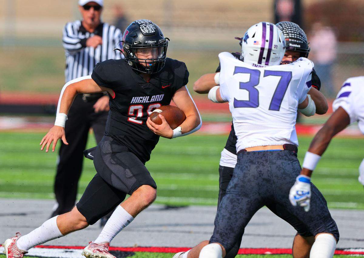 Highland’s Travis Porter runs the ball during a second round IHSA Class 5A postseason game against Mascoutah. The Indians ultimately prevailed 55-42 to advance into the quarterfinal round.