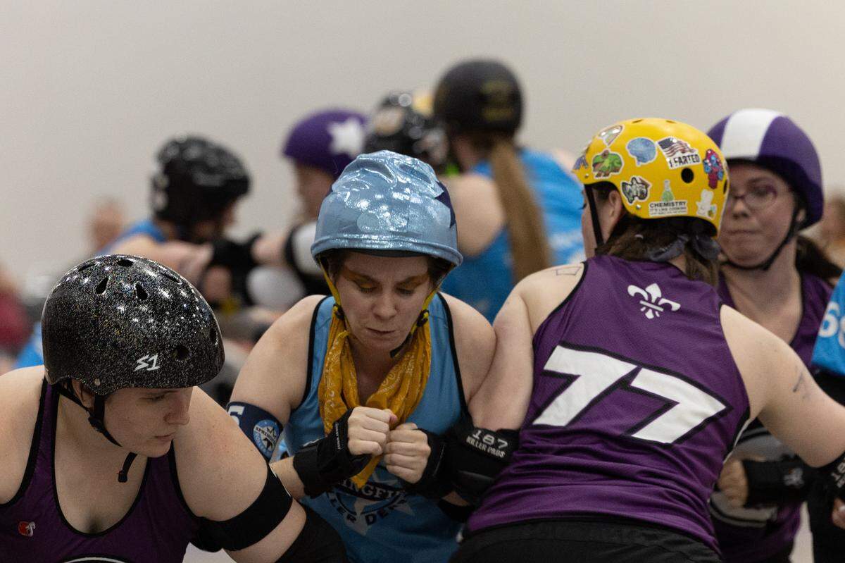 Players on Confluence Crush manage to successfully block Springfield Roller Derby.