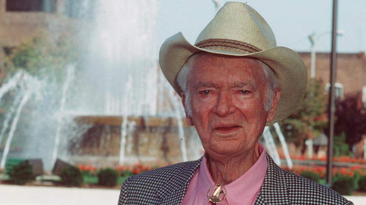 Another proud product of this community, Buddy Ebsen, returned to Belleville on Oct. 12, 1992. He posed on the Public Square, where locals still are trying to determine right-of-way around the fountain.