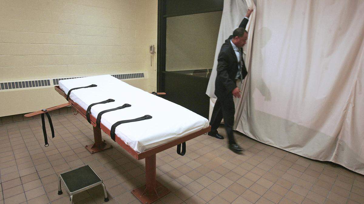 This file photo shows a death chamber in Ohio. The state of Illinois bans the death penalty but Madison County State’s Attorney Tom Gibbons said he is exploring the possibility of seeking the federal death penalty in three recent homicide cases.