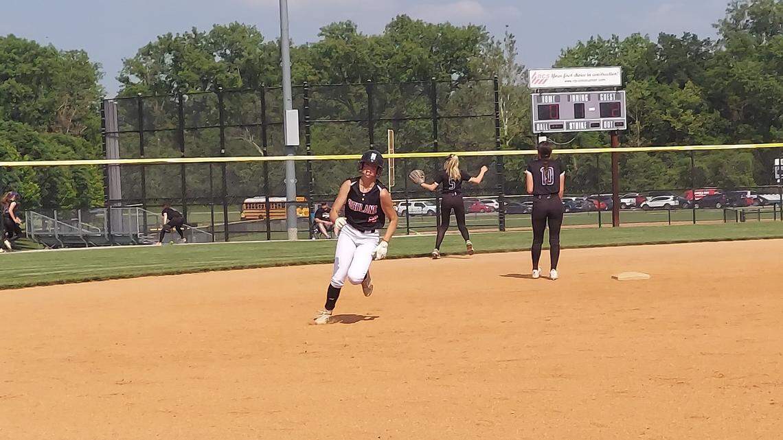 Grohmann’s leads Highland past Mascoutah in regional semis; Bulldogs then secure crown