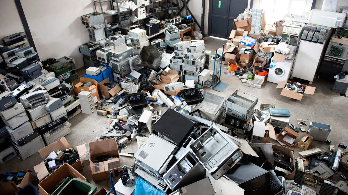Obsolete computer electronics equipment for recycling. Photo by baranozdemir