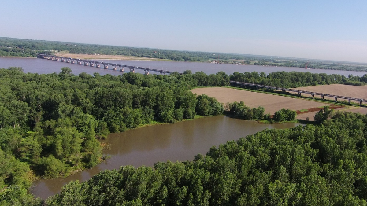 Construction is beginning on “twin” bridges that will replace the existing Chain of Rocks Bridge (Interstate 270) over the Mississippi River between Madison County, Illinois, and St. Louis, Missouri.