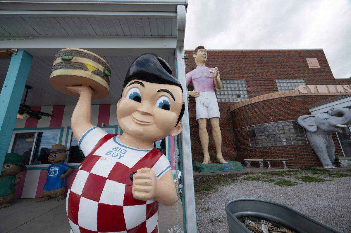 A Big Boy figurine stands outside of the Pink Elephant Antique Mall, a callback to Route 66’s most iconic era.