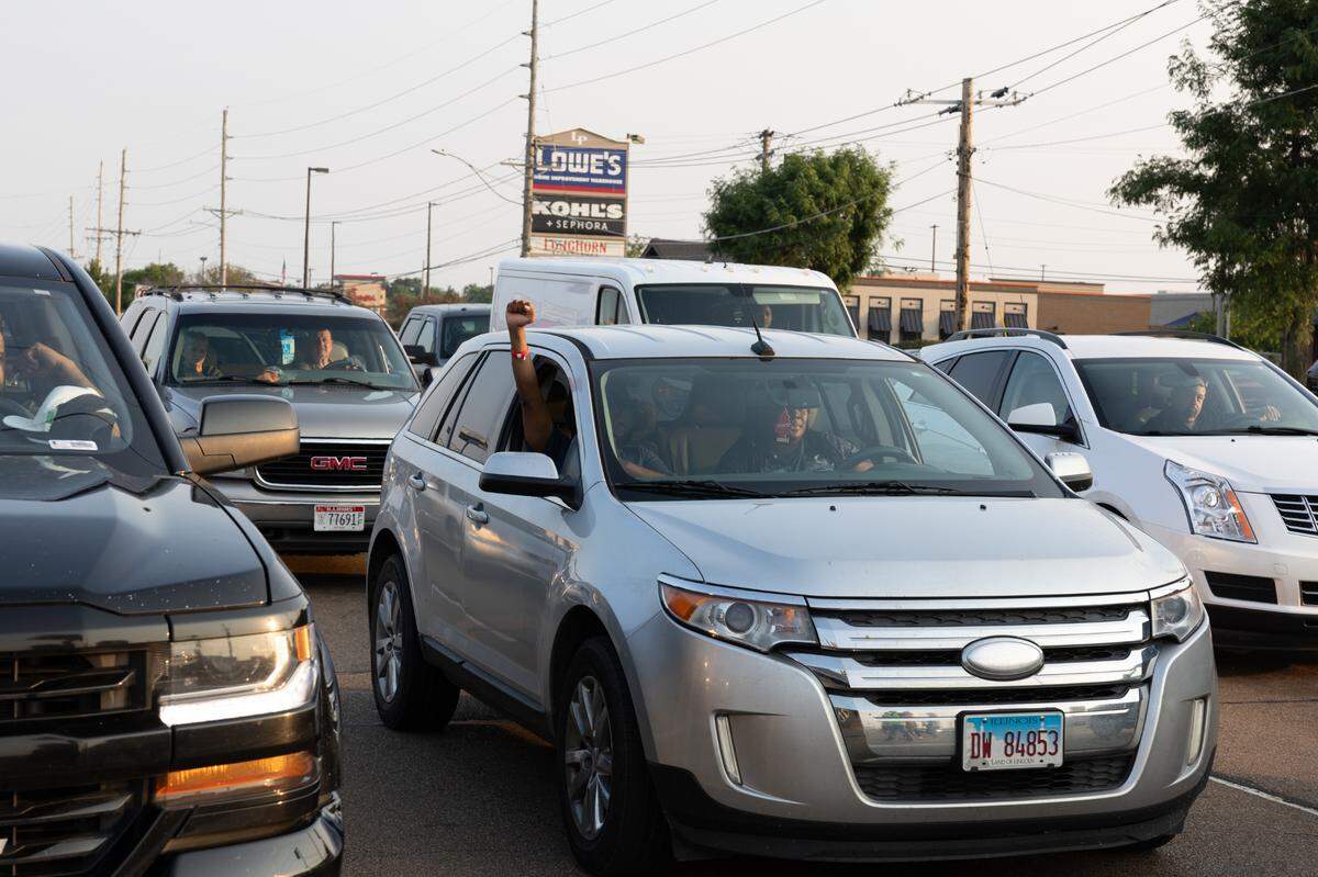 Amidst the stopped crowd was a display of mixed responses; some held signs of solidarity out their windows, others honked in protest or sympathy, others yelled curses or encouragement.
