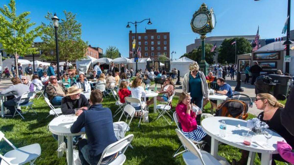 People sit down to eat, drink and rest from shopping at Art on the Square in Belleville in this undated photo. This year’s hours are 4 to 9 p.m. Friday, 10 a.m. to 7 p.m. Saturday and 11 a.m. to 5 p.m. Sunday.