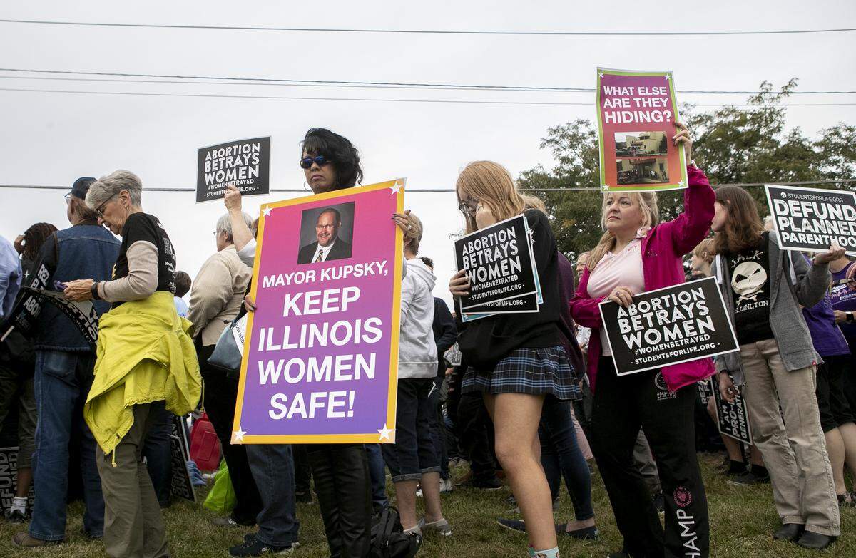 Pro-life groups rallied Wednesday outside of the new Planned Parenthood mega abortion clinic in Fairview Heights, IL. The clinic will offer medicinal and surgical abortions when it opens. This comes as St. Louis, Missouri clinic may lose license.