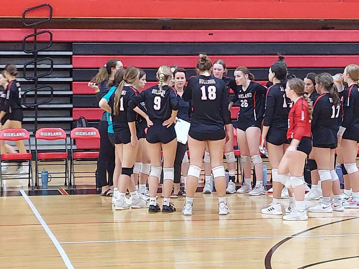 Highland coach Natalie Ott discusses adjustments with her team during a timeout between games against Waterloo at Highland High School on Thursday, Sept. 22. HHS ultimately dropped the Mississippi Valley Conference match 25-20, 25-21.