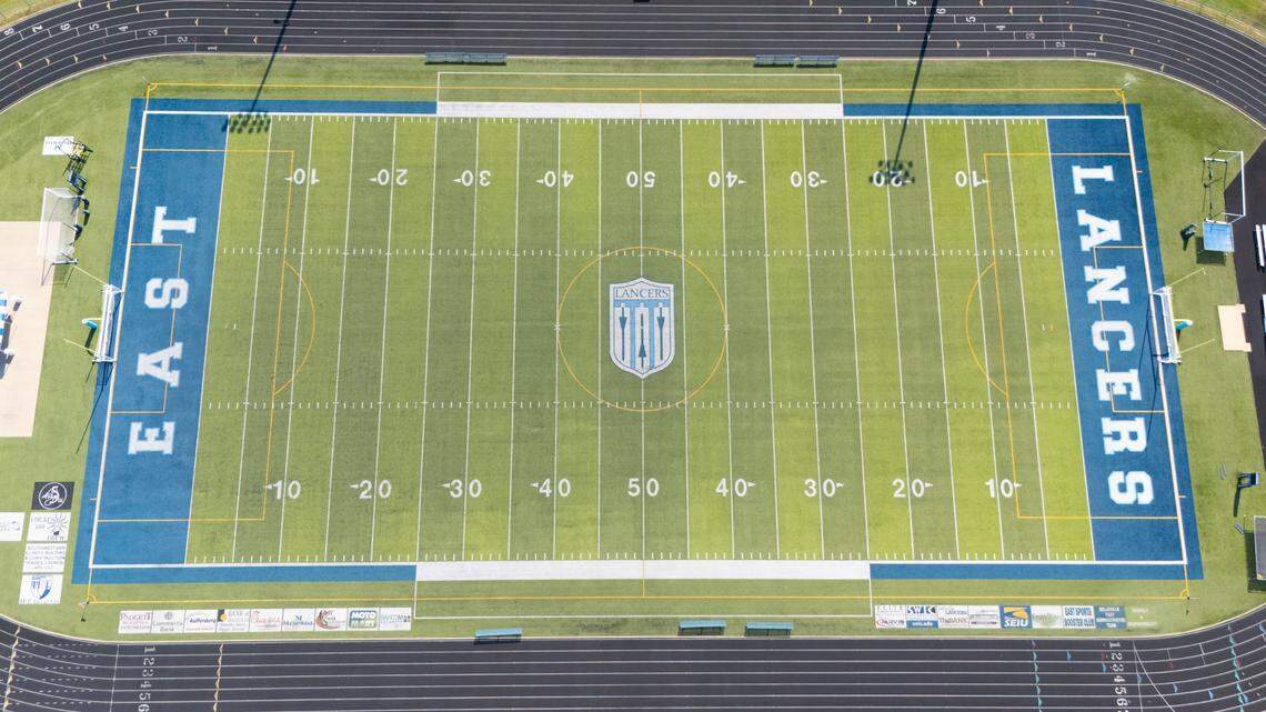 Defensive line, wideouts give Belleville East hope for third straight playoff berth