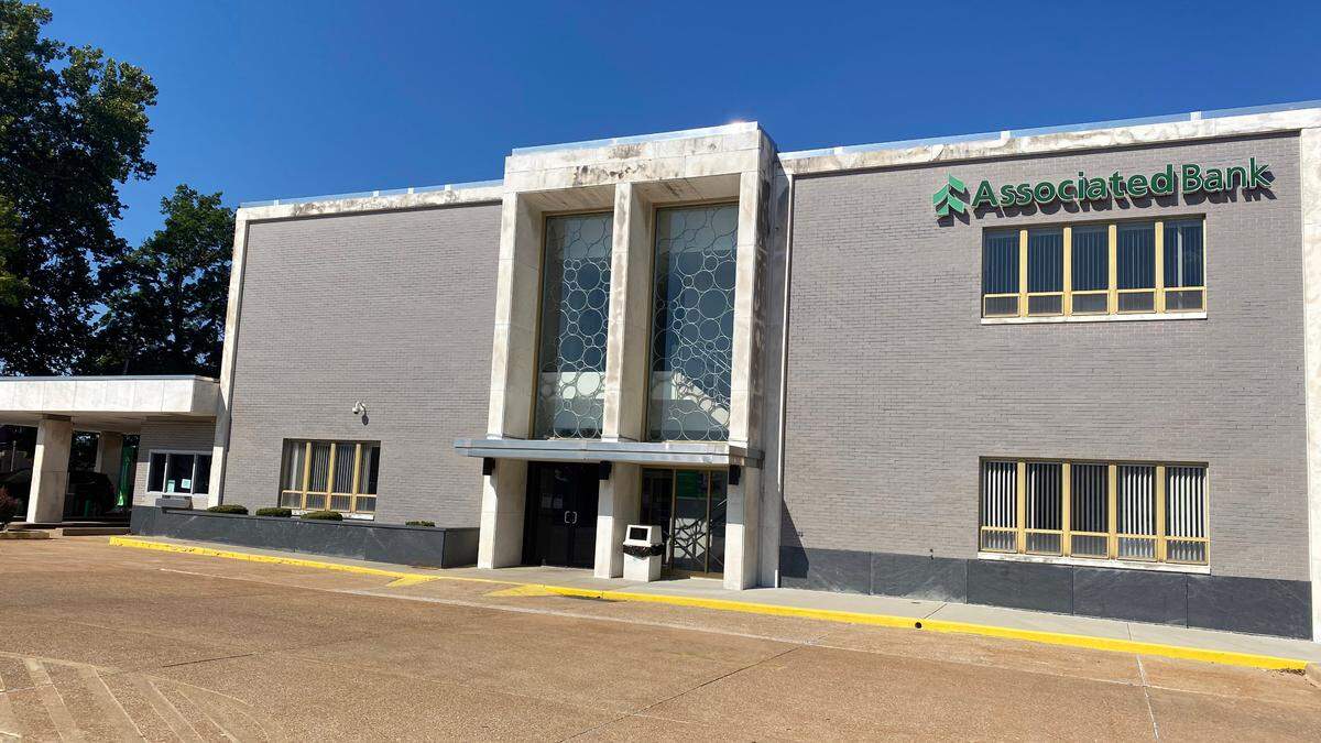 Associated Bank, 100 E. Washington St., Belleville