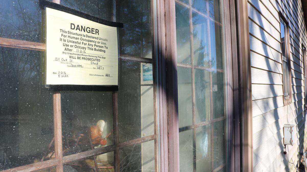 A notice declaring an abandoned Highland property at 1311 Oak St. unfit for occupancy or use.
