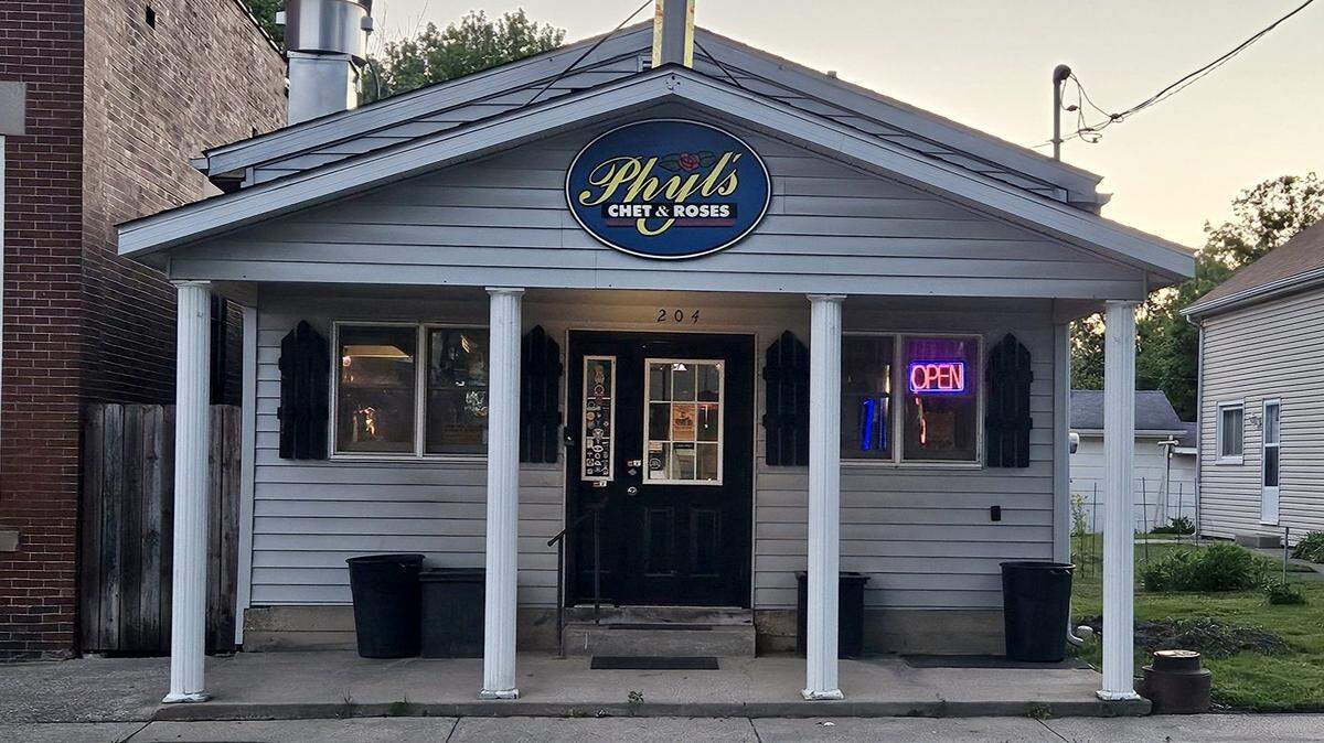 Phyl's Chet & Rose's Tavern, 204 N. Duncan St., Marine