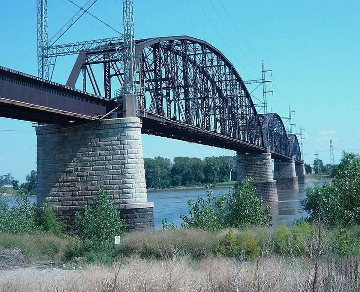 The Terminal Railroad Association of St. Louis is spending $172 million to renovate the 129-year-old Merchants Bridge, which crosses the Mississippi north of downtown St. Louis.