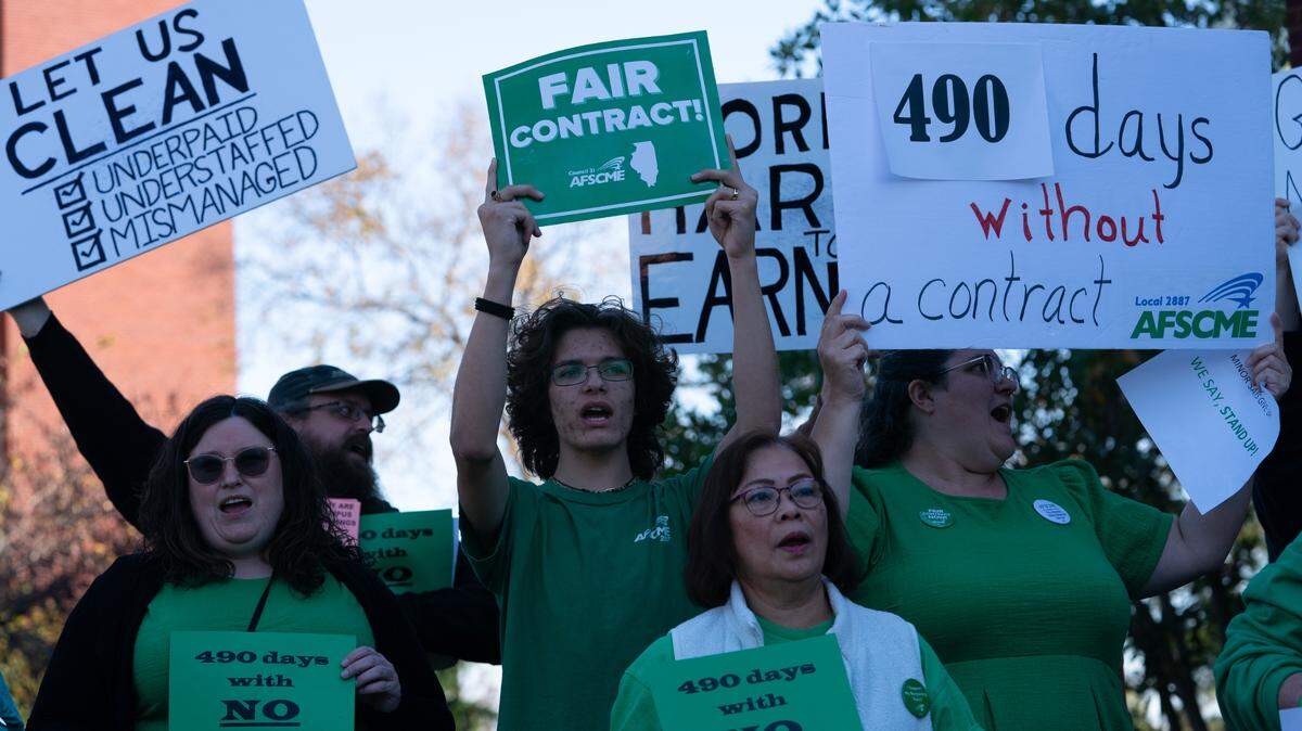 Protestors in support of SIUE employees and members of local 2887 show their support during a protest on Nov. 2, 2023 in Edwardsville, Ill.