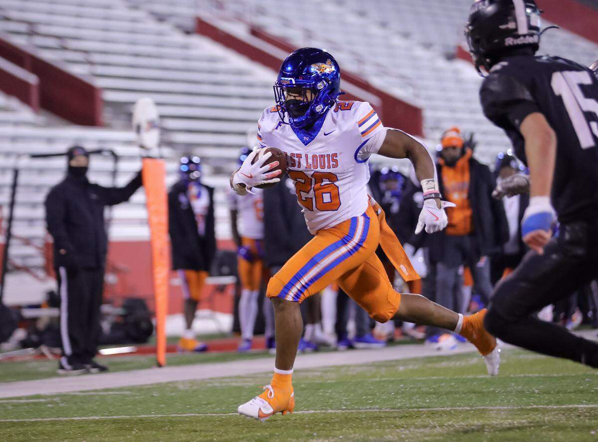 East St. Louis’ Ahmad Coleman carries the ball for a touchdown during the IHSA Class 6A championship game.