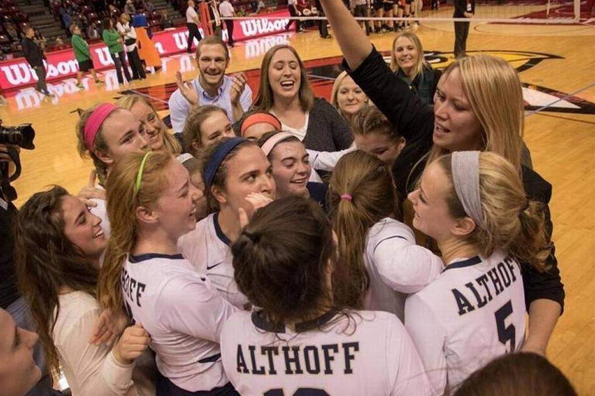 Sara Thomas-Dietrich huddles with the Althoff Crusaders during the championship game of the IHSA state volleyball tournament. The former All-American and seven-year coach of the Crusaders will leave Belleville to be an assistant coach at her college alma mater, Missouri State University.
