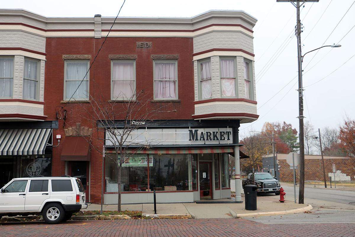 Using funds received under Illinois’ Local Food Infrastructure Grant program, LEAF Food Hub purchased a large range hood and other kitchen equipment for farmers to utilize in a building the organization rents for food processing and distribution.