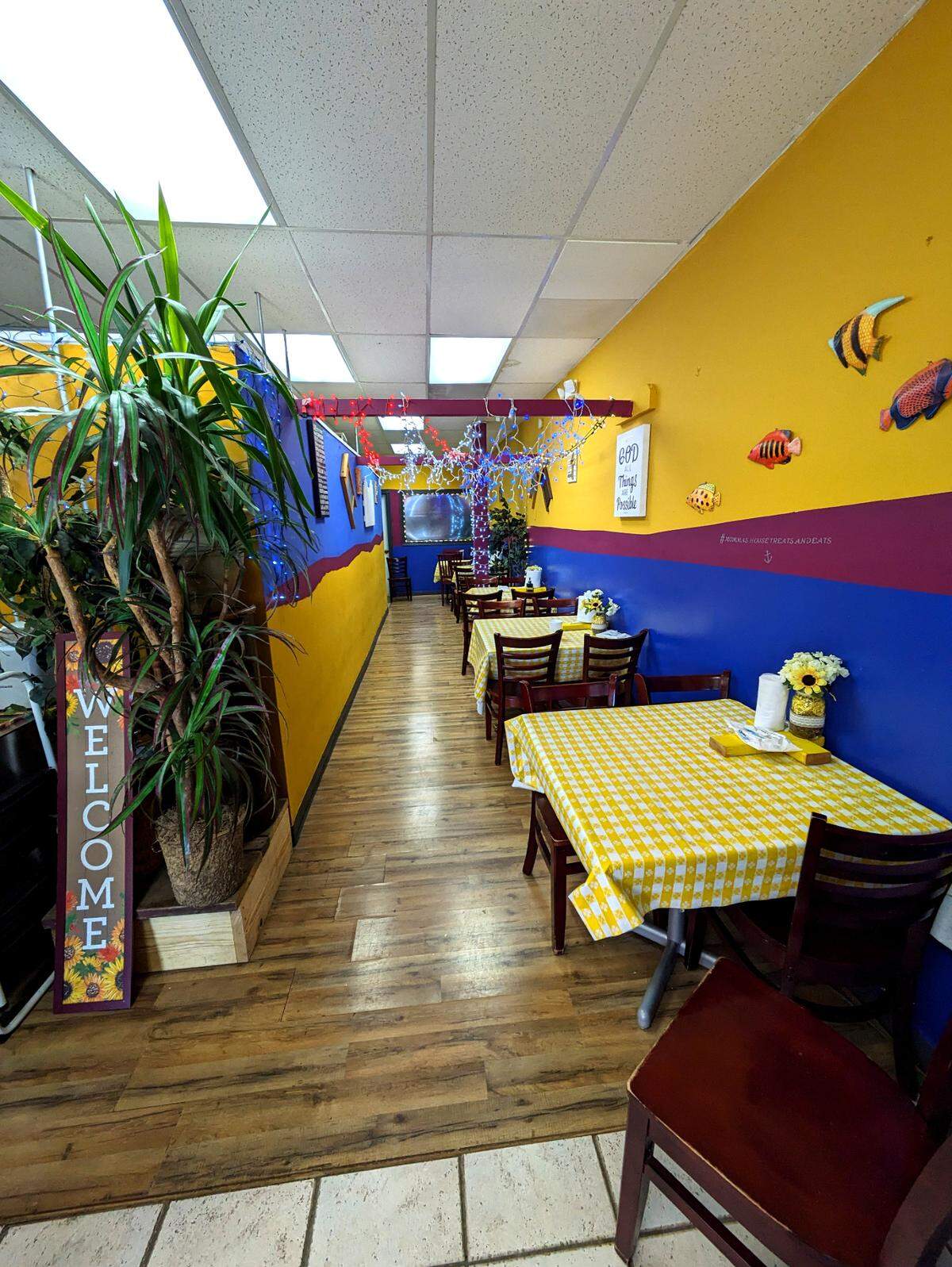 Seating for dine-in at Momma’s House - Treats & Eats in Fairview Heights