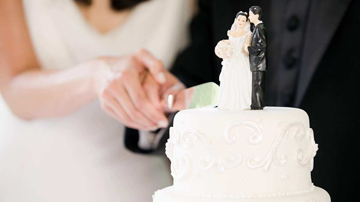 Illinois couples paid $4,000 more than the national average for their weddings in 2021. Here’s some expert ways to save.