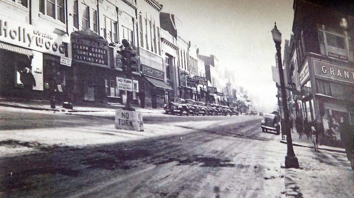 A Worth’s Hollywood store occupied the corner storefront of the Lincoln Theatre building in downtown Belleville in the early 1940s. The Clark Gable film “Somewhere I’ll Find You” was playing.