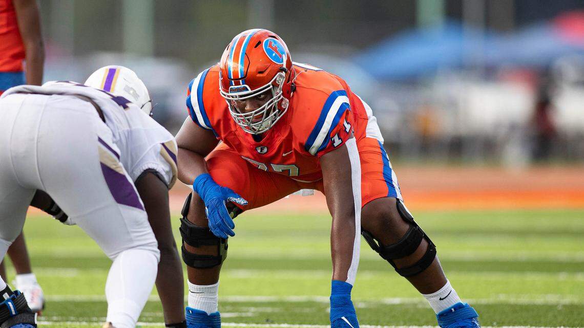 East St. Louis star offensive lineman Henderson flips commitment to Illinois