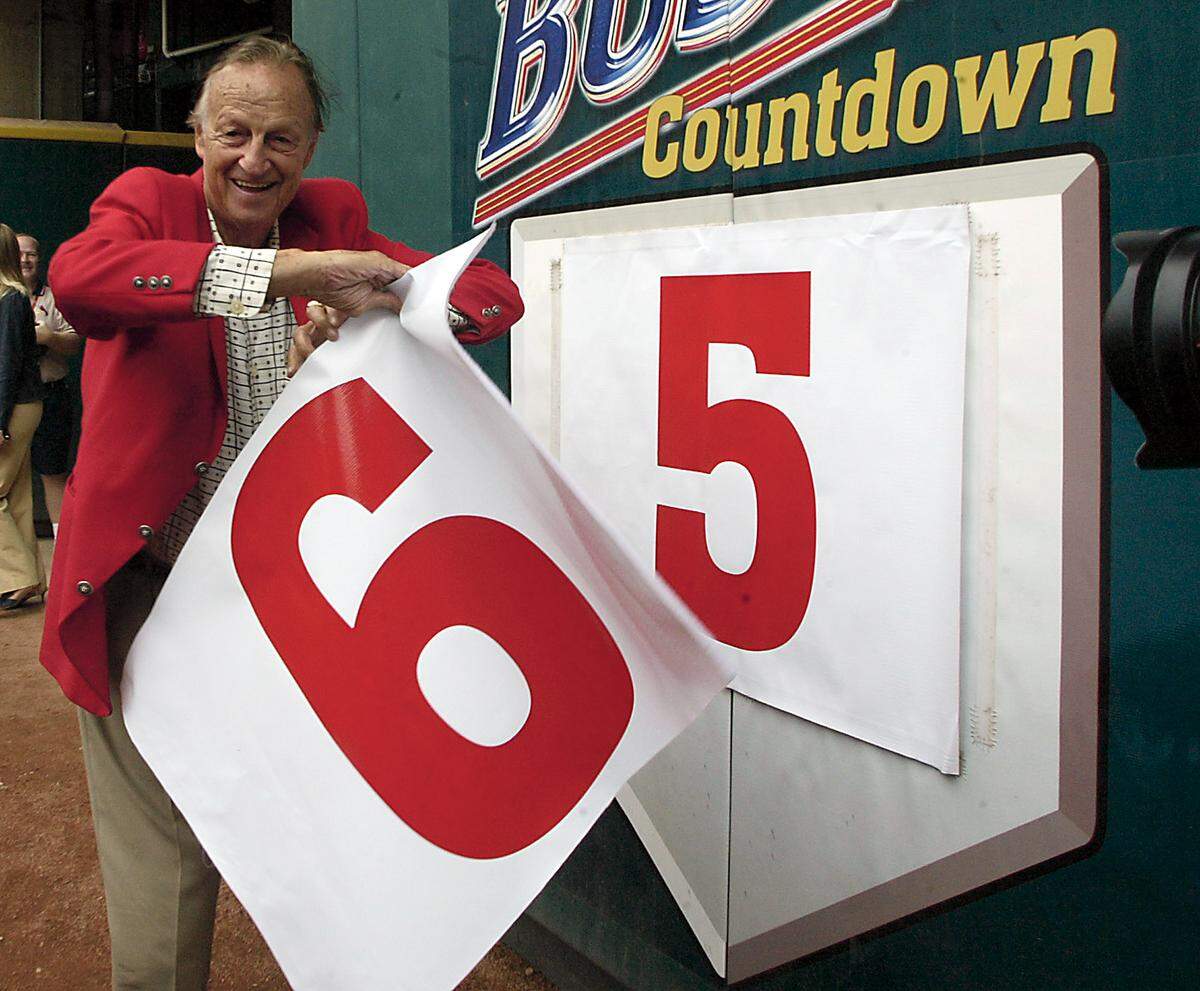 Hall-of-Famer Stan “The Man” Musial changes the number on the games remaining sign after the fifth inning of the game between the Pittsburgh Pirates and the St. Louis Cardinals Wednesday, Sept. 14, 2005 at Busch Stadium II.