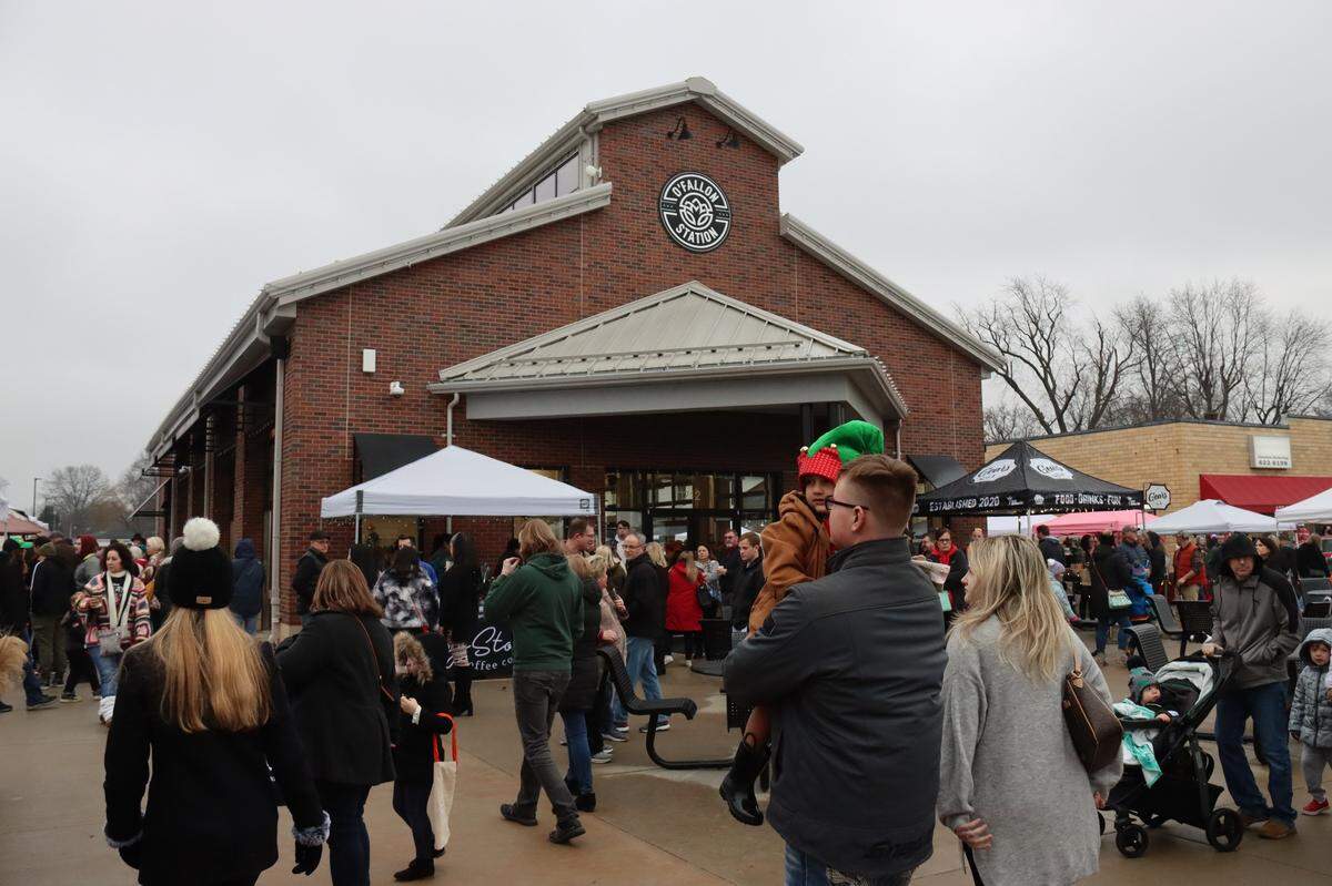 Pictured is Vine Street’s Winter Market at O’Fallon Station. Starting with the festive Illuminated Holiday Parade that drew thousands to downtown O’Fallon and continuing the community camaraderie throughout the month of December, Downtown District merchants and the O’Fallon-Shiloh Chamber of Commerce are jolly about a most wonderful time this year.