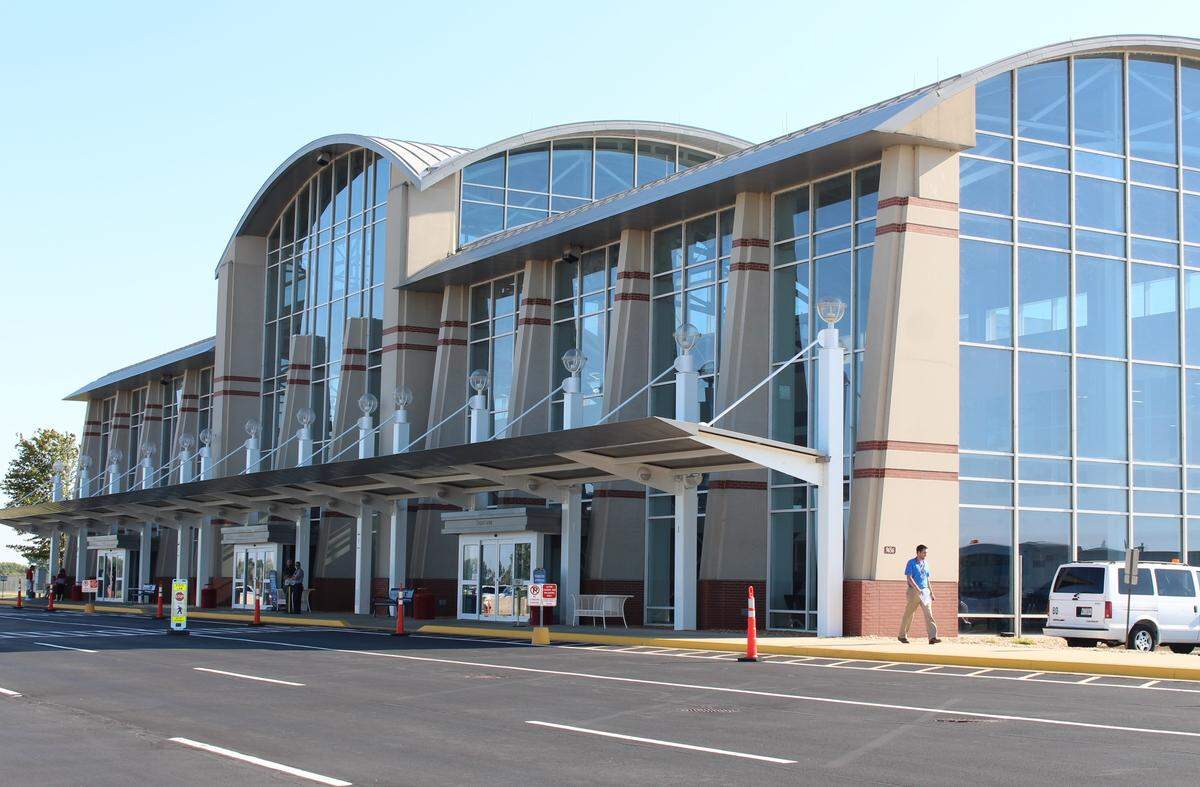 MidAmerica St. Louis Airport in Mascoutah serves planes chartered by an international vegetable and fruit cooperative, but officials would like to see more regularly-scheduled cargo planes.