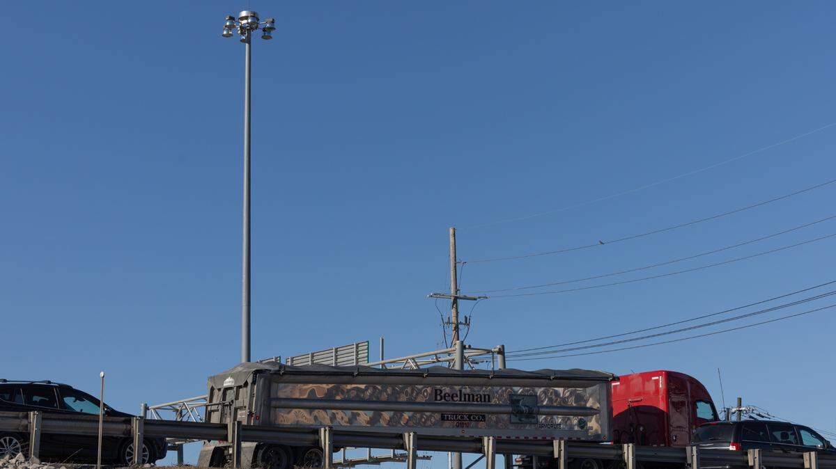 The streetlights along Interstate 55/64/70 such as this will be upgraded while others will be replaced in East St. Louis, according to the Illinios Department of Transportation. New LED lights will be installed as part of an $8.85 million project.