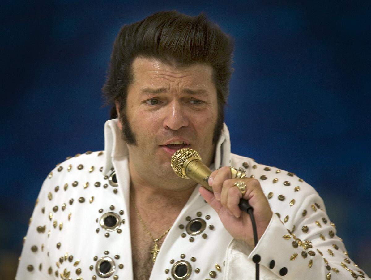Elvis Presley impersonator Steve Davis will perform Saturday at a fundraising event hosted by the Optimist Club of Belleville.