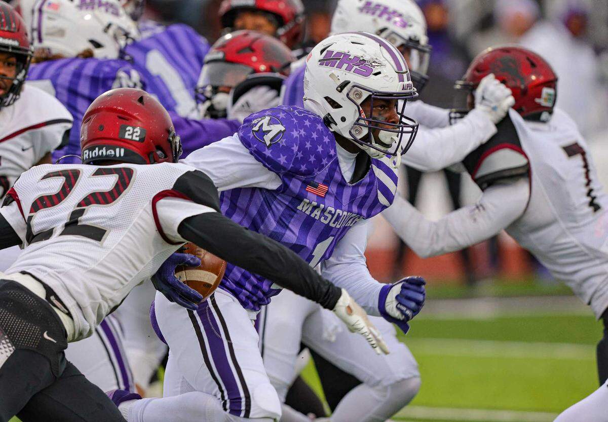 Mascoutah Allen Middleton’s carries the ball during Saturday’s IHSA Class 5A quarterfinal game against Peoria High School. The Indians led 21-14 at halftime but ultimately fell to the Lions 36-21.