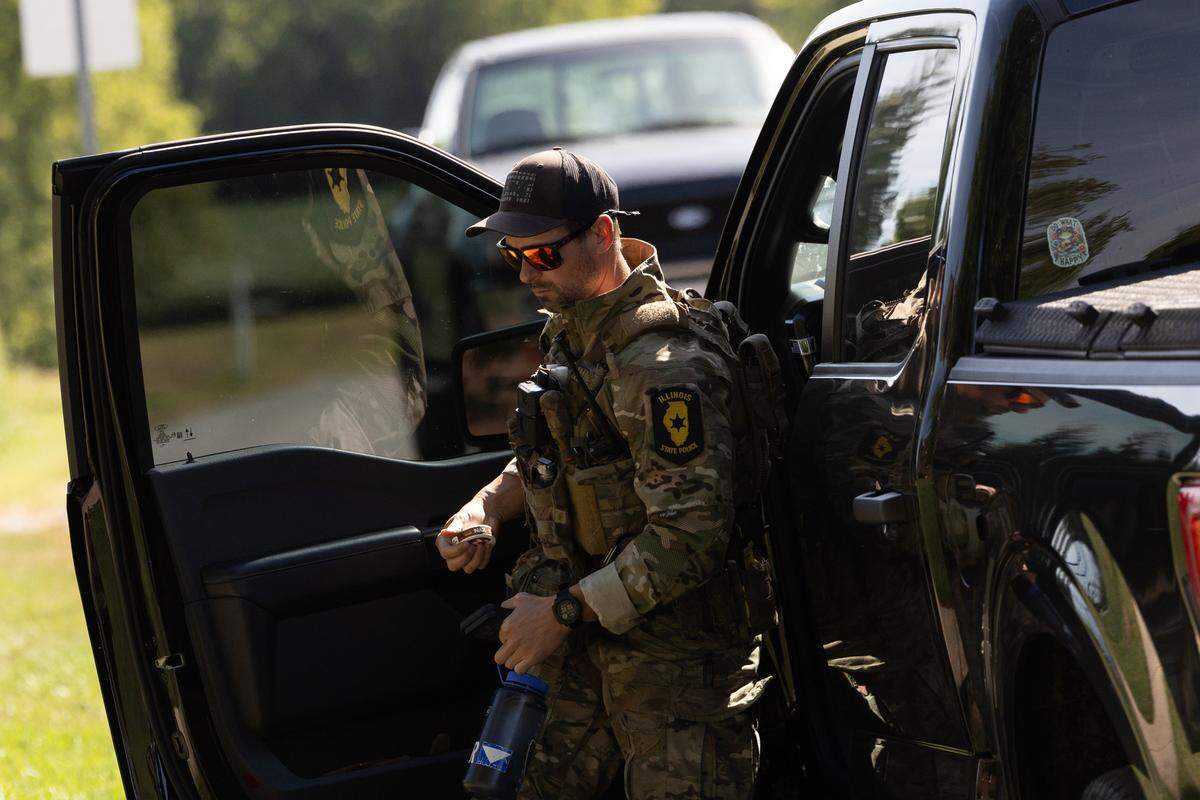 An Illinois state SWAT officer arrives to the scene of a standoff in the 1800 block of Meadow Court in Columbia, Ill.