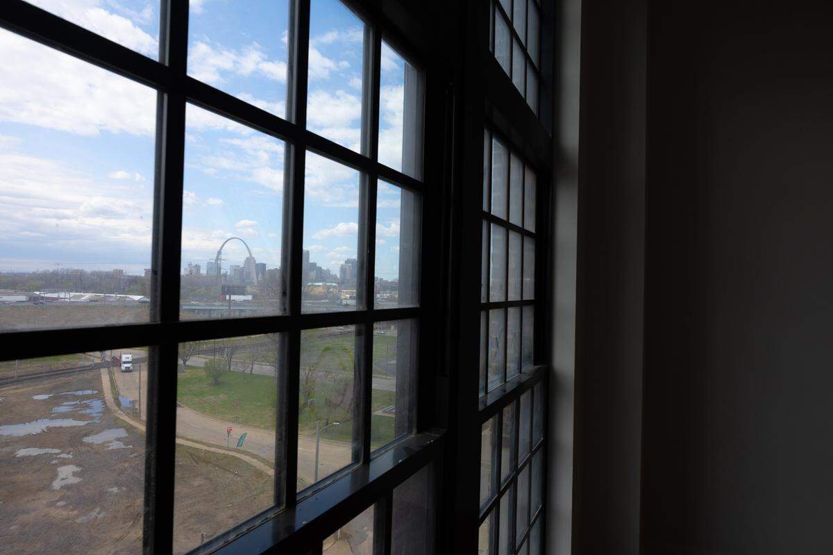 Each room either has views of the St. Louis Arch or downtown East St. Louis.