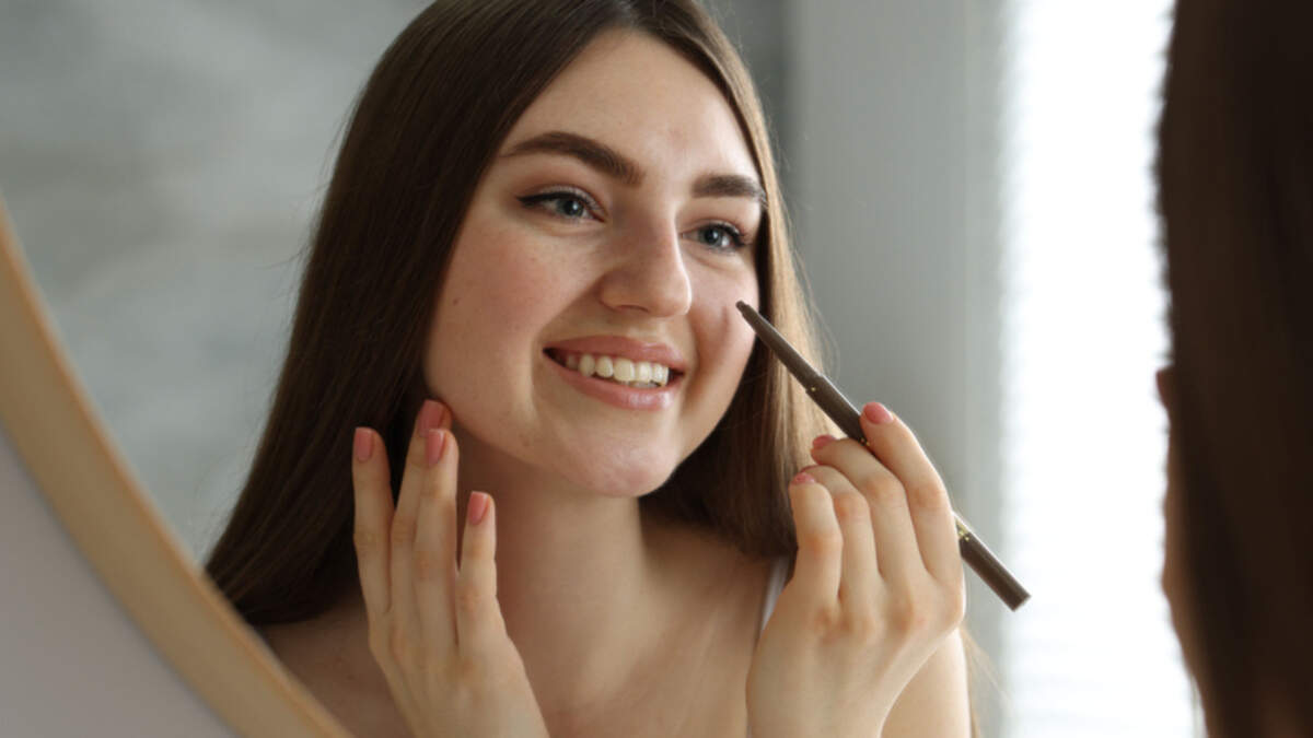 Why Everyone Is Suddenly Faking Freckles and Beauty Brands Are Taking ...