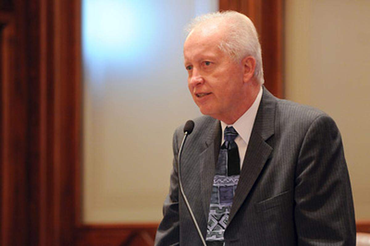 Illinois Sen. Terry Link (D-Waukegan) has introduced legislation that would levy a 7-cent tax on single-use paper or plastic shopping bags to reduce the number of bags being distributed at retail stores and encourage people to bring their own reusable bags.