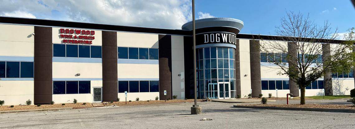 Dogwood Social House restaurant, arcade, bowling, karaoke, and fun center for families was in full swing this past weekend in the renovated former Gold’s Gym at 1206 Central Park Drive. The restaurant and bar take up 36,825 square feet while the remaining 3,670 square feet will be a package liquor store with a separate entrance.