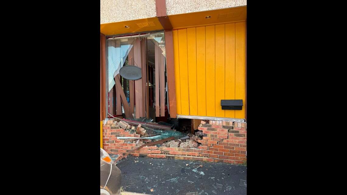 West Belleville restaurant reopens after vehicle crashes into building