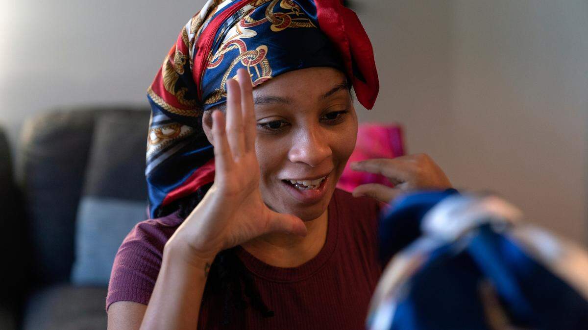 Johnae Strong explains to her 6-year-old daughter Jari Akim that while Jari may think $5 is little, “it’s a lot for some people,” as they ready for school and work Friday, Feb. 10, 2023, in Chicago. (AP Photo/Erin Hooley)