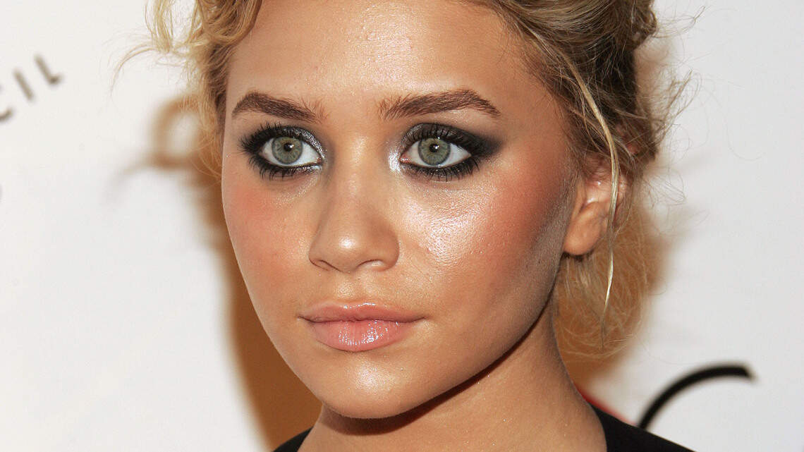 Tired girl makeup: How a light makeup base and intentional smudging are redefining beauty in 2026