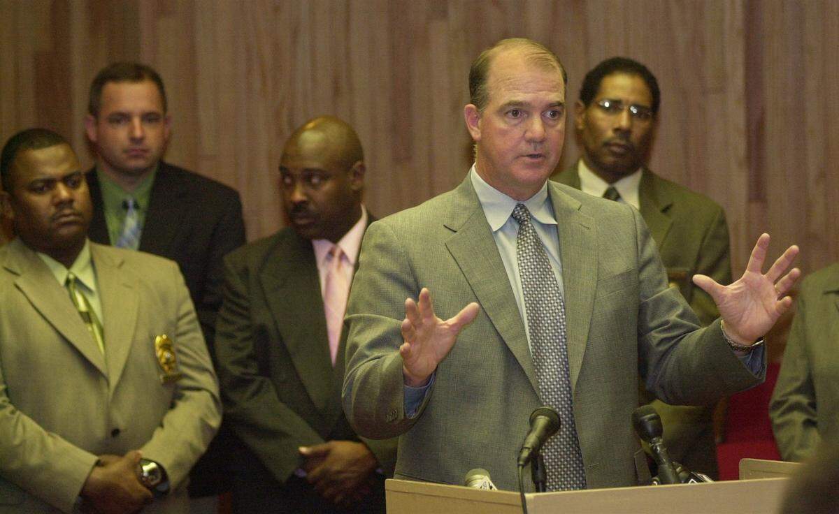 Former St. Clair County State’s Attorney Robert Haida, shown in this 2006 file photo, had three years earlier called on Illinois legislators to pass a low prohibiting felons from serving as volunteer firefighters.