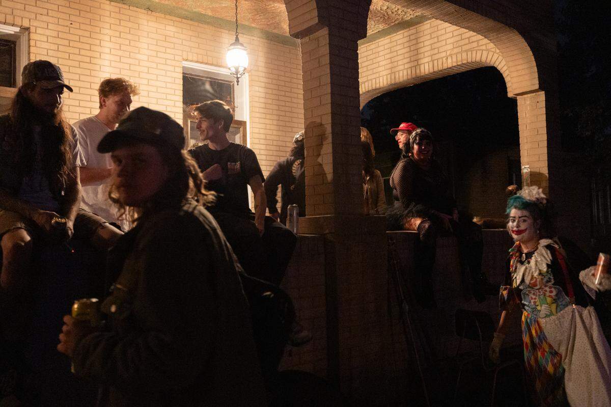 Between sets, the arches and porch of the Nunnery are filled with show-goers conversing, smoking and drinking in leisure.