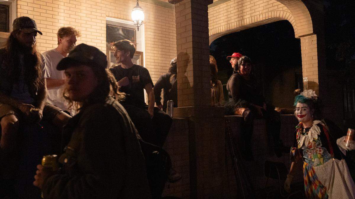 Between sets, the arches and porch of the Nunnery are filled with show-goers conversing, smoking and drinking.